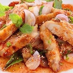 ลาบหมูสามชั้นทอด (กับข้าว)
