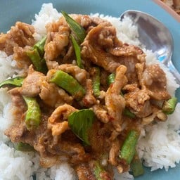 ผัดพริกแกงหมูชิ้นราดข้าว