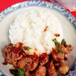 ข้าวกะเพราเครื่องในไก่