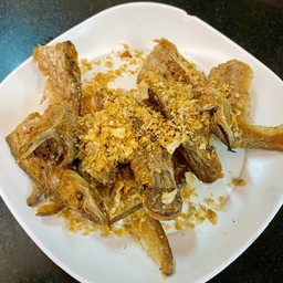 ปลาเนื้ออ่อนทอดกระเทียม