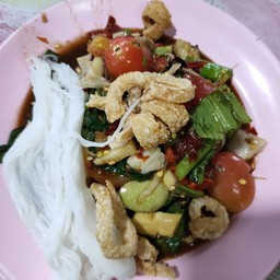 ไม่มีเส้นมะละกอ มีหอย ยอ ปูสุก ผักลวก หน่อไม้ แคปหมู ปลากรอบ