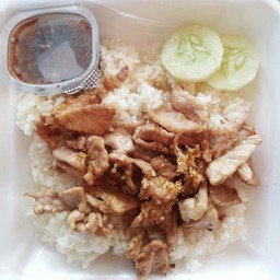 ข้าวหมูกระเทียม น้ำจิ้มแจ่ว