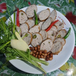 เจ๊นุ้ยลูกชิ้นนมสด แหนมปลายกราย รสเด็ด