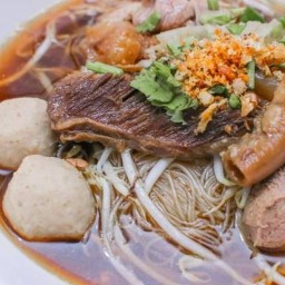 สามก๊ก ก๋วยเตี๋ยวเนื้อตุ๋น (ลูกชิ้นทำเอง)