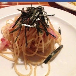 เบคอนผัดแห้ง   เสิร์ฟกับขนมปังกระเทียม