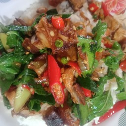 ข้าวผัดเผ็ดหมูกรอบ