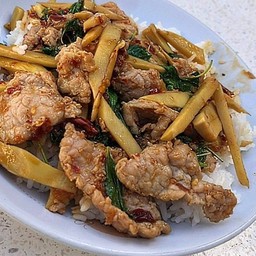 ผัดกระเพราหน่อไม้หมูชิ้นราดข้าว