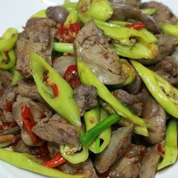 ผัดพริกหยวกเครื่องในไก่ - ราดข้าว