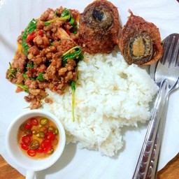 กะเพราหมูสับไข่เยี่ยวม้า