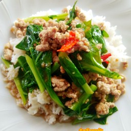 คะน้าหมูสับ หรือ หมูชิ้น
