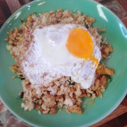 กระเพราคลุกข้าว ไข่ดาว