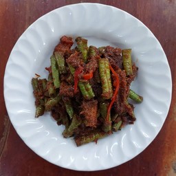 ผัดพริกแกงถั่ว