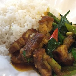 คะน้าเครื่องแกงหมูราดข้าว