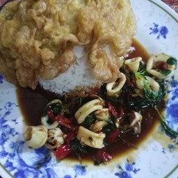 กระเพราปลาหมึกไข่เจียว