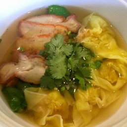 เกี๊ยวน้ำหมูแดง
