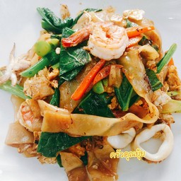 เส้นใหญ่ผัดซีอิ๋วทะเล