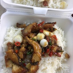 ข้าวราดปลาช่อนผัดพริกขี้หนูสวน