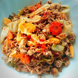 มาม่าผัดพริกเผาหมูสับ