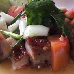 ยำหมูกรอบ(ไทยสไตล์)
