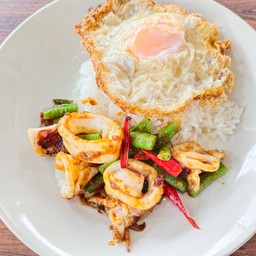 ผัดพริกแกงถั่วหมึก+ไข่ดาว