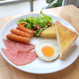 อาหารเช้า, แฮม, ไข่ดาว, ไส้กรอก, ขนมปัง, สลัด