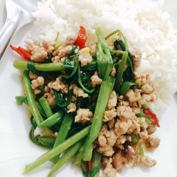 ผัดผักบุ้งหมูสับ หรือ หมูชิ้น