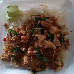 ข้าวกะเพราไก่ใส่วุ้นเส้น