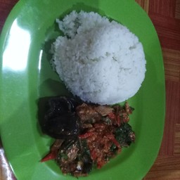 กระเพรปลากะป๋อง, ไข่เยี่ยวม้า