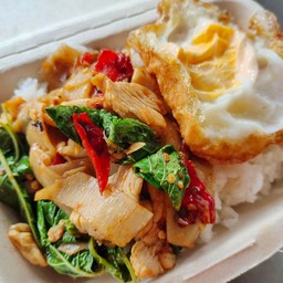 กะเพราไก่หน่อไม้+ไข่ดาว