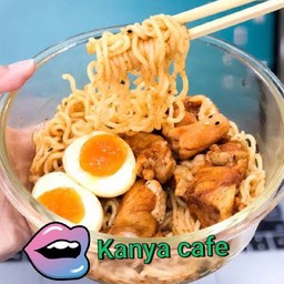 มาม่าผัดหมูรวนไข่ต้ม/มาม่า2ห่อ/เผ็ดน้อย