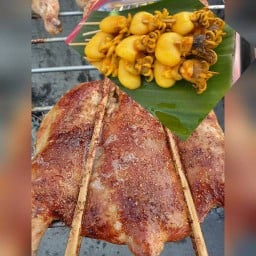 หน่อง ไก่ย่างวิเชียรบุรี ตรงข้ามสนามกอล์ฟ มทบ.13