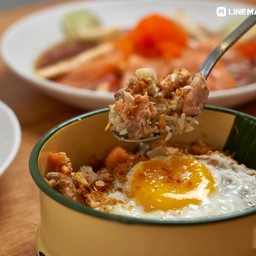 ข้าวผัดแซลมอนกากหมู