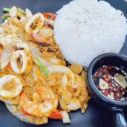 ข้าวผัดผงกะหรี่ทะเล