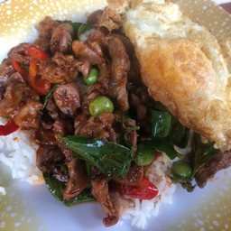 พริกแกงเครื่องในไก่ราดข้าว+ไข่ดาว
