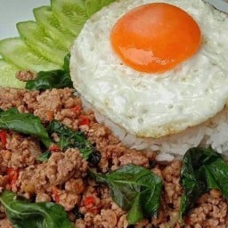 กระเพราบ้านหมี มีสุข