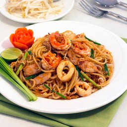 สปาเก็ตตี้ผัดไทยสามสหาย(กุ้ง+หมู+ปลาหมึก)
