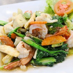 ผัดผักรวมกุ้งสด