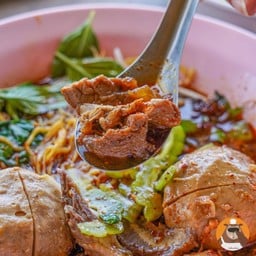 ก๋วยเตี๋ยวเนื้อจัมโบ้