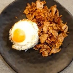 ข้าวราดหมู กระเทียม