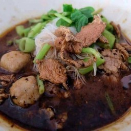 ก๋วยเตี๋ยวเรือน้ำตกเนื้อ