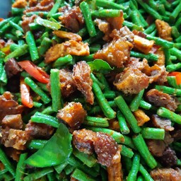 ผัดพริกถั่วหมูกรอบ