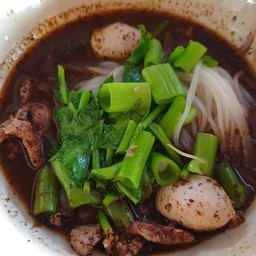 ก๋วยเตี๋ยวเรือน้ำตกหมู