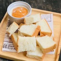 ขนมปังสังขยาชาไทย (ชุดละ)