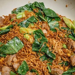 บะหมี่กึ่งผัดซีอิ๊วใส่หมู