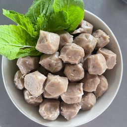 ผัดกะเพราลูกชิ้นเนื้อราดข้าว