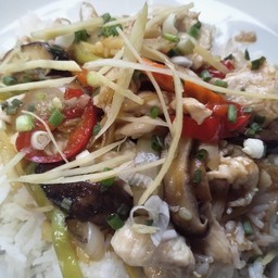ไก่ผัดขิงเห็ดหอมราดข้าว