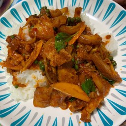 ข้าวผัดพริกแกงหมูป่า