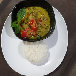 ข้าวแกงเขียวหวานเนื้อ