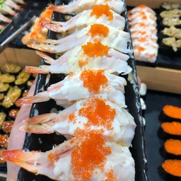 กุ้งซูชิราดสลัดโรยไข่กุ้งส้ม