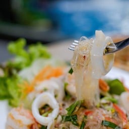 M-Lounge's Yam Woon Sen 180- ยำวุ้นเส้นทะเล รสชาติสไตล์ไทยๆ อร่อยแซ่บแบบไม่เผ็ดม